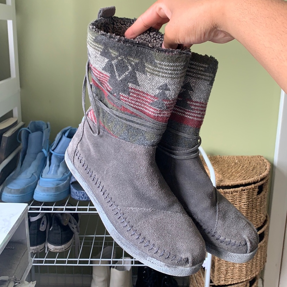 TOMS MOCCASIN BOOTS